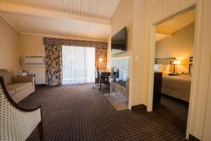 洛思加圖斯的住宿－洛斯加托斯小屋酒店，酒店客房设有一间带一张床和一张书桌的卧室