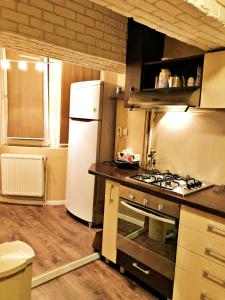 eine Küche mit Kühlschrank und Herd oberen Backofen in der Unterkunft Dream Residence nerva traian! in Bukarest