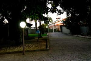 una luz de la calle frente a una casa por la noche en Pousada Encantos De Penha, en Penha