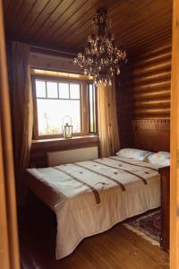 Postel nebo postele na pokoji v ubytování *2 bdr log house /mountains/Queen bed/fireplace