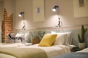 Postel nebo postele na pokoji v ubytování Snoozy Guesthouse