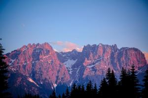 Vista generica sulle montagne o vista sulle montagne dall'interno dell'appartamento