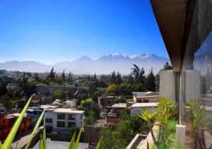 - une vue sur une ville avec des montagnes en arrière-plan dans l'établissement qp Hotels Arequipa, à Arequipa