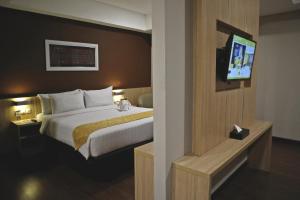 Postel nebo postele na pokoji v ubytování Anara Sky Kualanamu Hotel