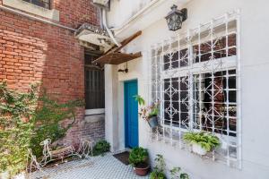台南的住宿－窩好宅 Stay Nice Home，砖砌的植物建筑上的一扇蓝色门