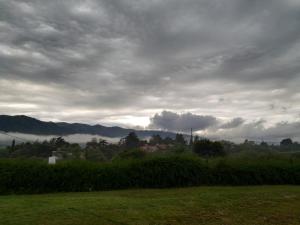 una vista de un campo con un cielo nublado en Cabañas Altos del Nagual en Valle Hermoso