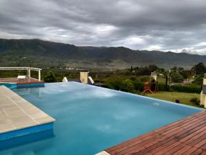 una gran piscina con vistas a las montañas en Cabañas Altos del Nagual en Valle Hermoso