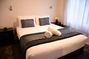 a bedroom with a large bed with white sheets and pillows at Tekapo Luxury Apartments in Lake Tekapo