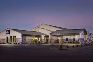 ショーニーにあるBaymont Inn & Suites Shawneeの駐車場付き建物の正面