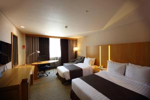 Postel nebo postele na pokoji v ubytování Ramada by Wyndham Songdo