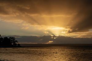 un tramonto su un corpo d'acqua con il tramonto di Mercure Kangaroo Island Lodge ad American River