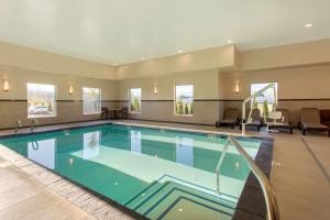 a large swimming pool in a hotel room at Comfort Suites Burlington near I-5 in Burlington