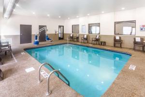 une grande piscine avec des chaises et une table dans l'établissement Sleep Inn Logan Ohio-Hocking Hills, à Logan