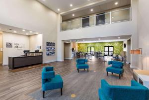 una sala de espera en un hospital con sillas azules en MainStay Suites Logan Ohio-Hocking Hills en Logan