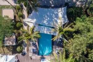 an overhead view of a swimming pool in a villa with palm trees at Gili Eco Villas in Gili Trawangan
