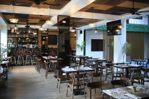 Restaurant o iba pang lugar na makakainan sa SureStay Plus Hotel by Best Western AC LUXE Angeles City