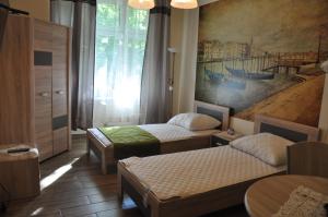 um quarto com duas camas e um quadro na parede em Wenecja 4A by Homeprime em Cracóvia