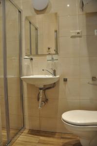 bagno con lavandino e servizi igienici di Wenecja 4A by Homeprime a Cracovia