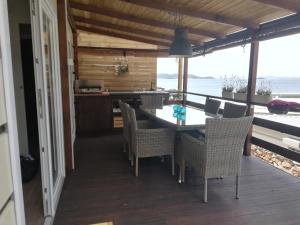 uma cozinha e sala de jantar com mesa e cadeiras em Mobile House on Drage Beach em Pakoštane