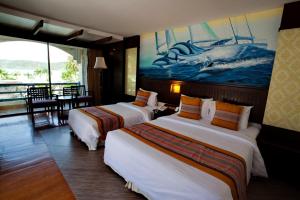 Llit o llits en una habitació de Phi Phi Island Cabana Hotel
