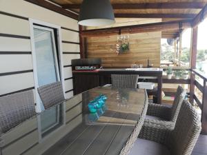 ein Esszimmer mit einem Tisch und Stühlen auf einer Terrasse in der Unterkunft Mobile House on Drage Beach in Pakoštane