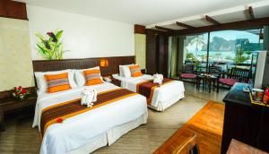 Llit o llits en una habitació de Phi Phi Island Cabana Hotel
