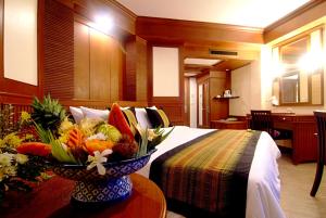 Llit o llits en una habitació de Phi Phi Island Cabana Hotel