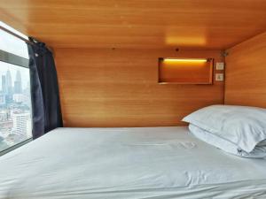um quarto com uma cama e uma cabeceira em madeira em Penthouse on 34 - The Highest Unit and Best Views in Regalia & Private Rooftop Terrace em Kuala Lumpur