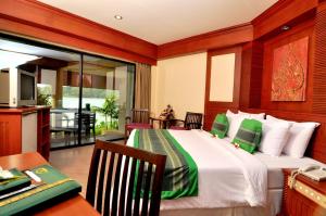 Llit o llits en una habitació de Phi Phi Island Cabana Hotel