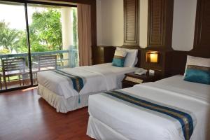 Llit o llits en una habitació de Phi Phi Island Cabana Hotel