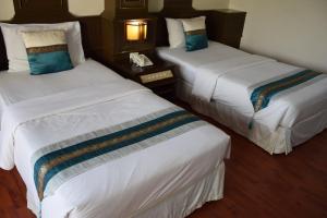 Llit o llits en una habitació de Phi Phi Island Cabana Hotel