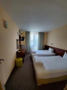 索非亞的住宿－戈藍特酒店，酒店客房设有两张床和窗户。