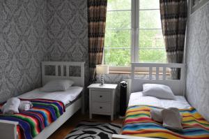 dwa łóżka w małym pokoju z oknem w obiekcie aleja Krasińskiego 30 by Homeprime w Krakowie