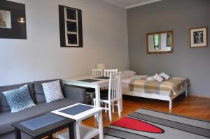 salon z kanapą i stołem w obiekcie aleja Krasińskiego 30 by Homeprime w Krakowie