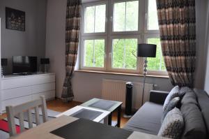 salon z kanapą i stołem w obiekcie aleja Krasińskiego 30 by Homeprime w Krakowie