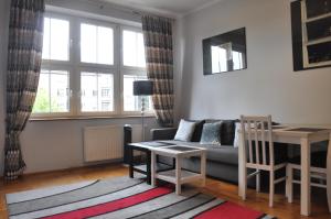 salon z kanapą i stołem w obiekcie aleja Krasińskiego 30 by Homeprime w Krakowie