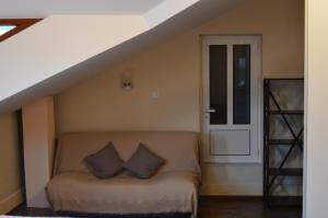 Pokój z łóżkiem z 2 poduszkami w obiekcie Apartments Qualitas w Kotorze