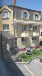 un edificio de apartamentos con un aparcamiento enfrente en Hotel Galant, en Sofía