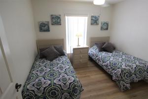 a bedroom with two beds and a window at Villa Willow Wood - Golfcourse in Inverness +18 photos