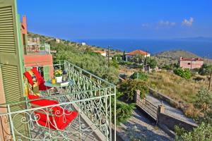 balcone con sedie e vista sull'oceano di Aegina Colors a Sfendoúrion