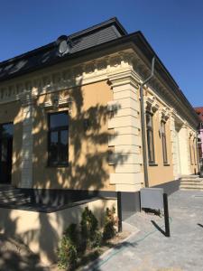a building with a bench in front of it at La Curtea Domneasca in Piatra Neamţ