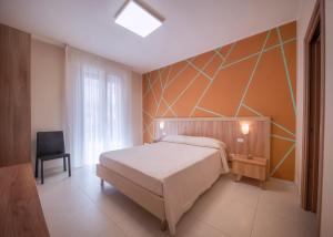 ガリポリにあるBed & Breakfast Sudのベッドルーム1室(ベッド1台、デスク、椅子付)