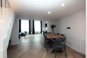 The Apartment House - Mezibranska في براغ: غرفة طعام مع طاولة وكراسي