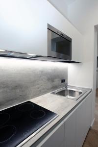 The Apartment House - Mezibranska في براغ: مطبخ مع حوض وميكروويف +25 صورة