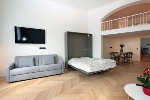 The Apartment House - Mezibranska في براغ: غرفة معيشة بها سرير وأريكة