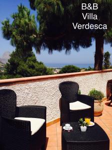 カステッルッツォにあるVilla Verdescaのパティオ(椅子2脚、景色を望むテーブル付)