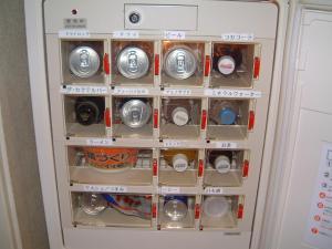 eine Waschmaschine mit vielen verschiedenen Geschirrteilen darin in der Unterkunft HOTEL KAZAN (Adult Only) in Iwaki