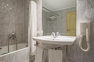A bathroom at Airotel Stratos Vassilikos Hotel