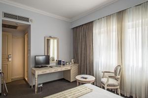 A television and/or entertainment centre at Airotel Stratos Vassilikos Hotel