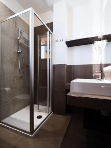 uma casa de banho com um chuveiro e um lavatório. em Hotel Florence em Marotta